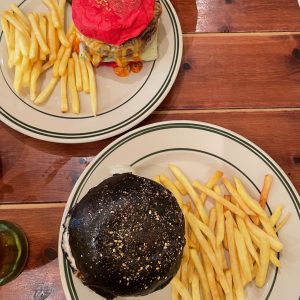 赤いハンバーガーと黒いハンバーガー